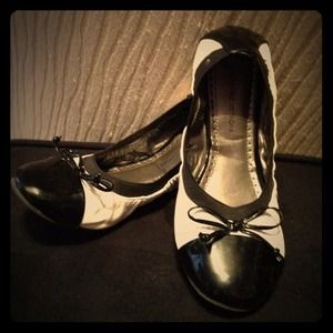 Adrienne Vittadini black and white flats