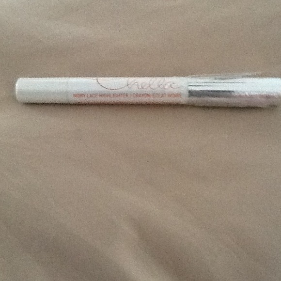 Sold in bundle  Chella ivory lace highlighter 4 ey