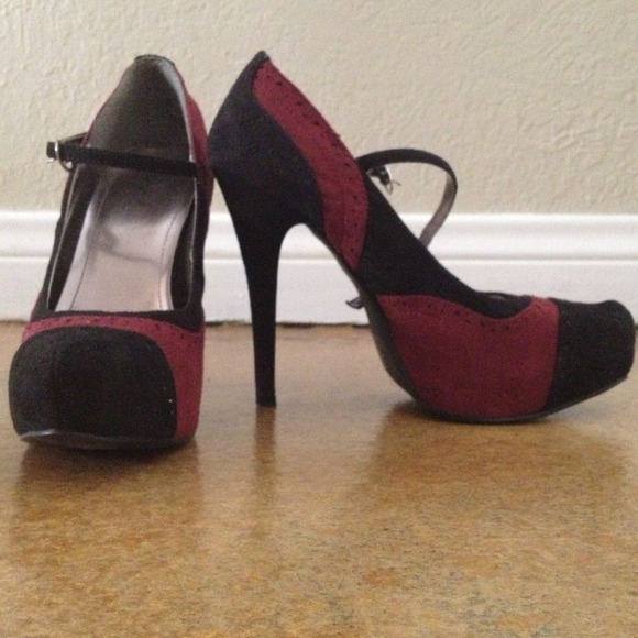 Qupid Color Block black/burgundy suede heels