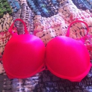 Victoria's Secret bombshell miraculous plunge bra