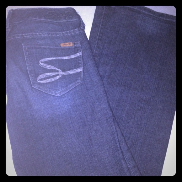 💥Seven 7 Jeans!💥 Dark wash with flared bottoms!