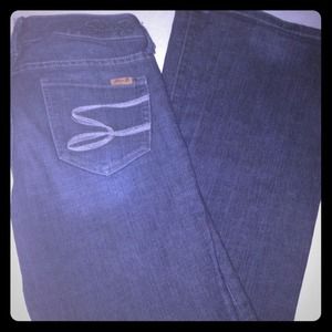 💥Seven 7 Jeans!💥 Dark wash with flared bottoms!