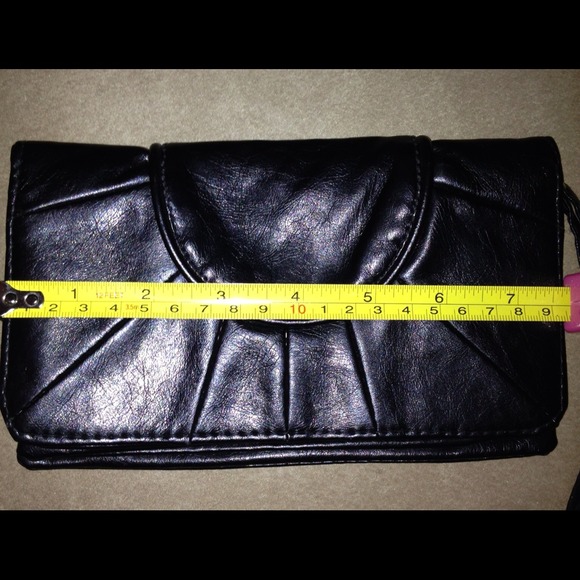 🎌NWOT👀Faux Leather Wristlet - Picture 2 of 3