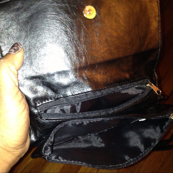 🎌NWOT👀Faux Leather Wristlet - Picture 3 of 3