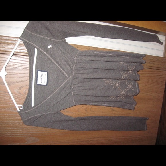 An Abercrombie shirt in a size Medium - Picture 1 of 2