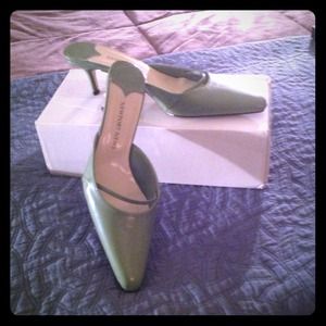 Newport News open medium heel shoe