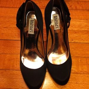 *Reserved* Mischka NWOT crystal bowed heels