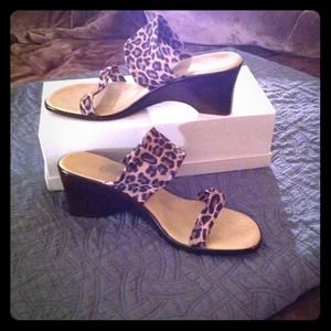 Onex brown leopard open toe and heel sandle.