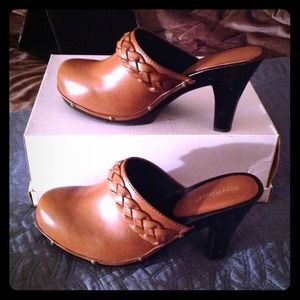 Play House camel brown open heel clog