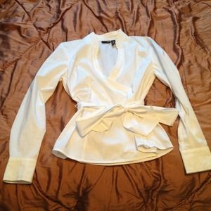 🚫Traded🚫Pretty long sleeve white wraparound.