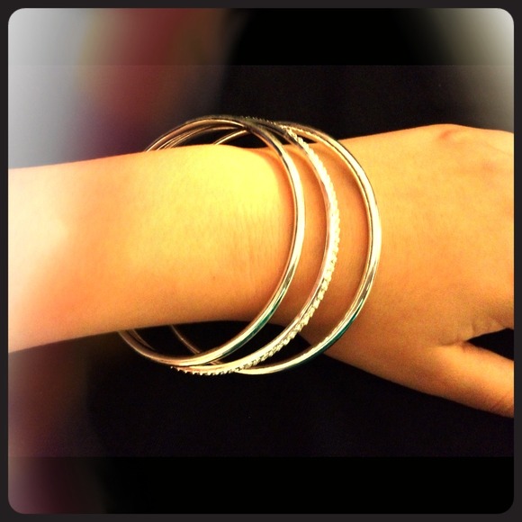 🔴SALE $6!!🔴 🔥Three bangle bracelets