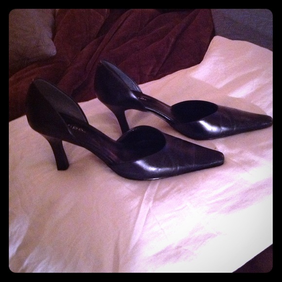Black high heel pumps