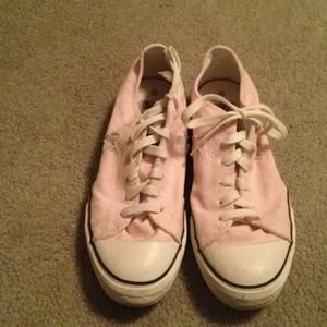 Adorable pink converse sneakers!