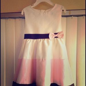 🍀 $14 Little girls dress size 5.