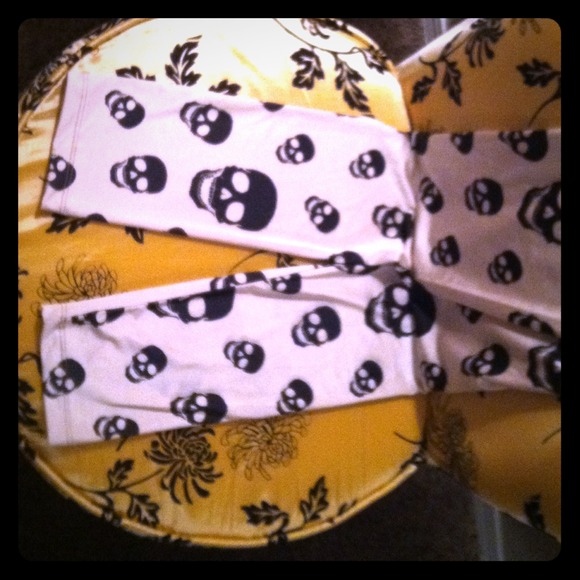 RESERVED!!! Skull print cream & black  leggings.