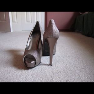 **SOLD*****NEW! GUESS peep toe pumps