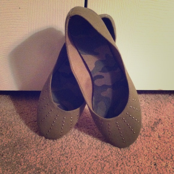 Fiomi army green flats!