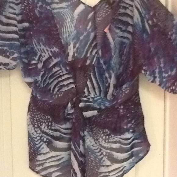 SHEER TOP WITH TIE IN FRONT. VERY LIGHT & COLORFUL - Picture 2 of 4