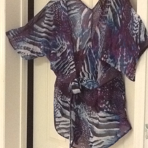SHEER TOP WITH TIE IN FRONT. VERY LIGHT & COLORFUL - Picture 4 of 4