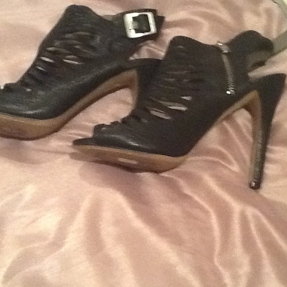 Shoes - Picture 4 of 4
