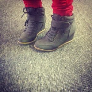 **Hold4Larisarose * LAST PAIR Grey wedge sneakers