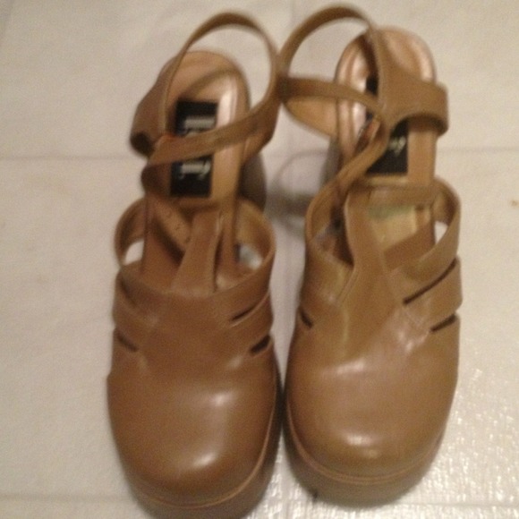 Brown LEI covered toe shoe with heel