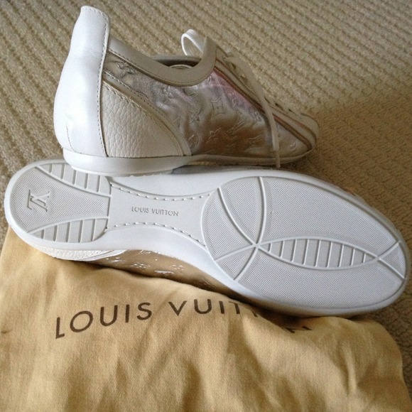 Sold in bundle-Authentic LV sneakers - Picture 2 of 4
