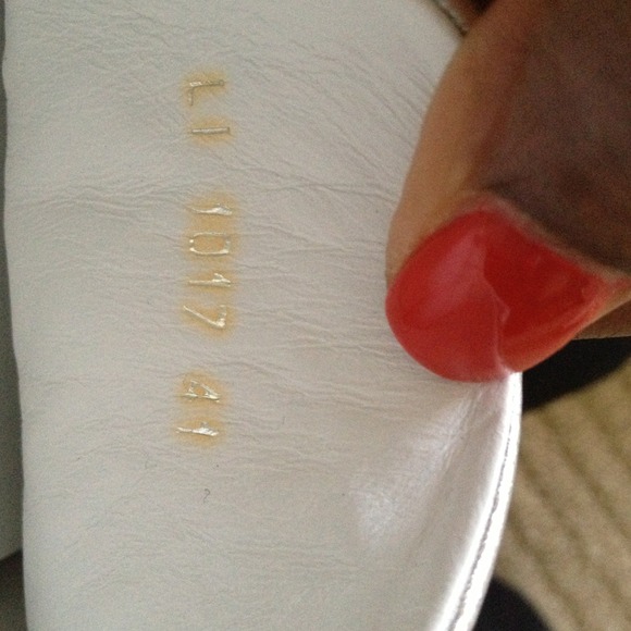 Sold in bundle-Authentic LV sneakers - Picture 3 of 4