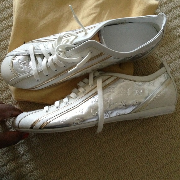 Sold in bundle-Authentic LV sneakers - Picture 4 of 4