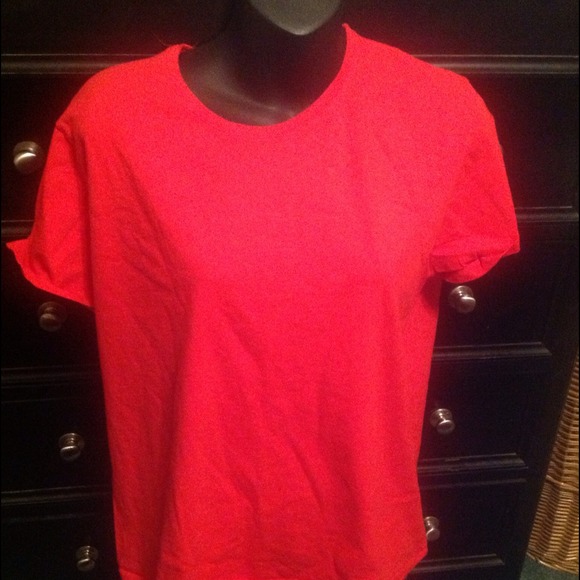 Red Hanes tshirt