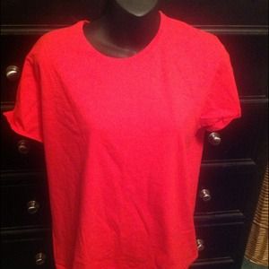 Red Hanes tshirt