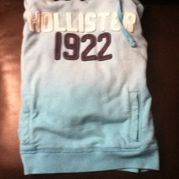 Hollister sweatshirt! Tag says large, can fit med.