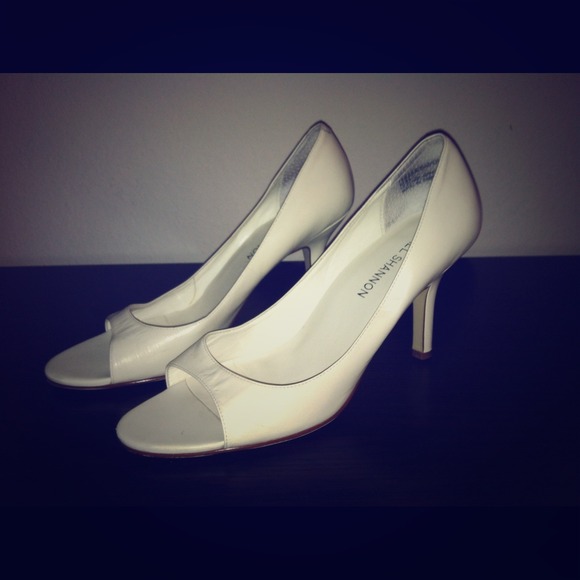 Cream leather Michael Antonio pumps.