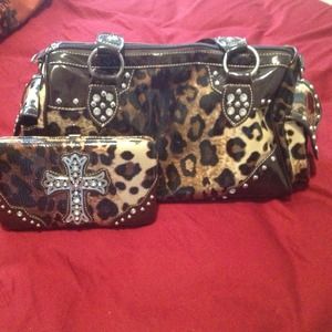 *Like new* cheetah print purse and wallet set