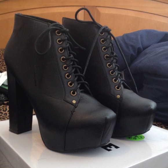 ✋SOLD✋ Black heels