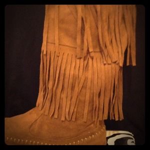 Can moccasin braided top string boots