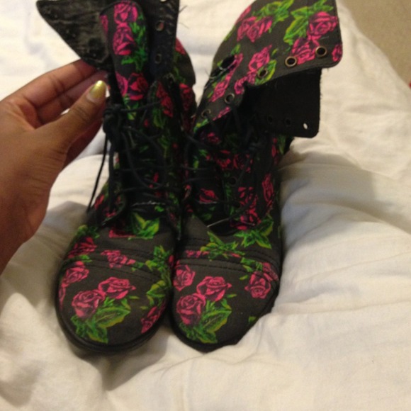 Betsy Johnson. Boots limited edition