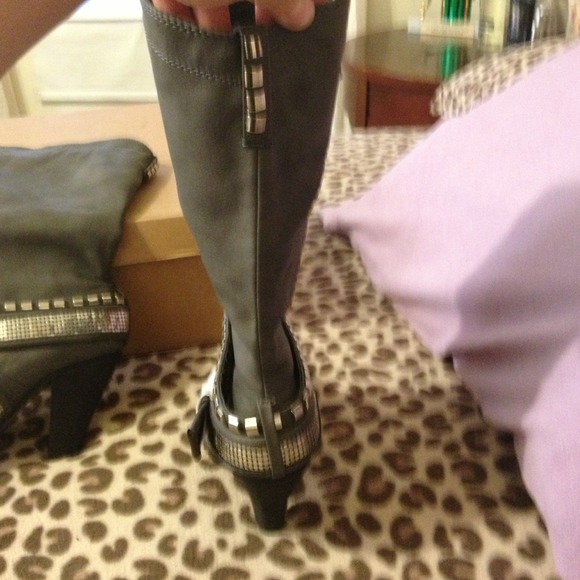 Brand new grey boots - Picture 2 of 4