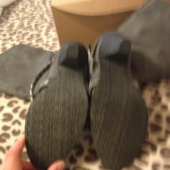 Brand new grey boots - Picture 3 of 4