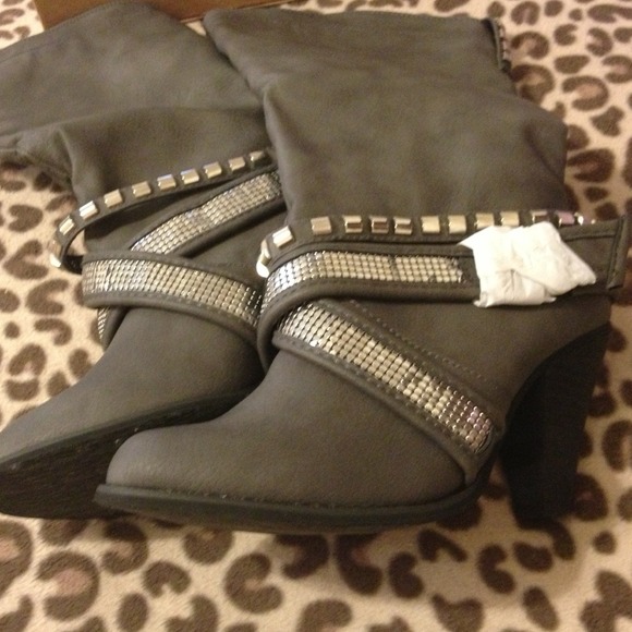 Brand new grey boots - Picture 4 of 4