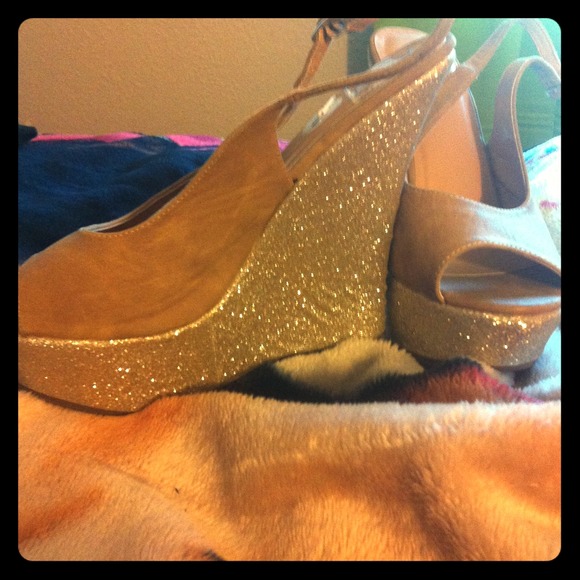 Tan/Glitter size 10 wedges