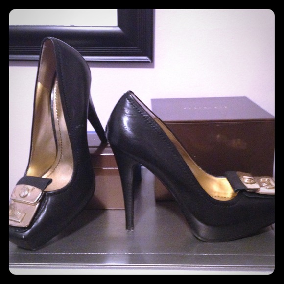 Nine West black leather pumps