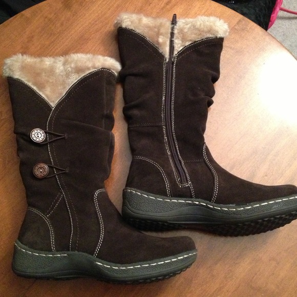 BareTraps brown suede boots with fur.