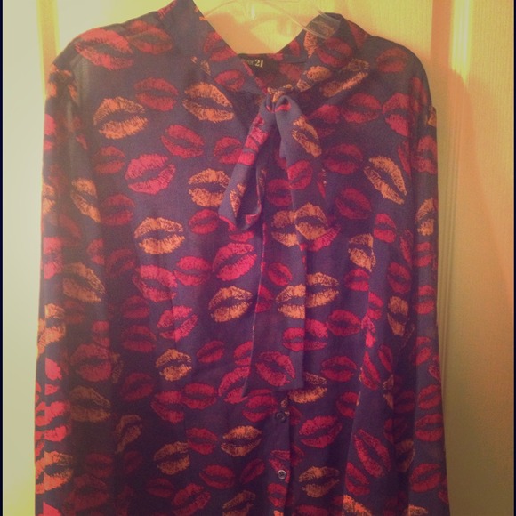 💋💄"Kisses" 💄💋 chiffon neck tie shirt