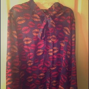 💋💄"Kisses" 💄💋 chiffon neck tie shirt