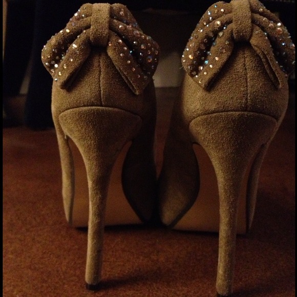 Steve Madden Shoes - REDUCED Steve Madden - Heels with Bows