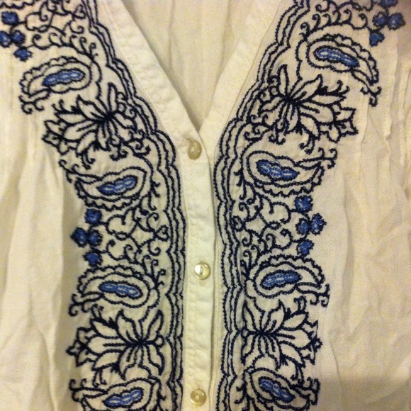 Converse sz S Don't think this shirt was ever worn - Picture 2 of 3