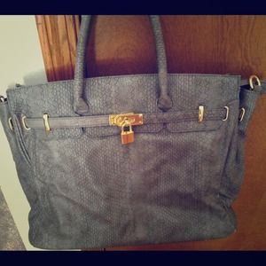 **@Stephaniejoyner** Grey snake patterned tote bag