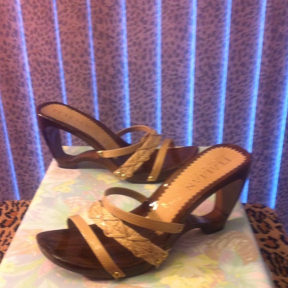 Wooden heel with woven straps!