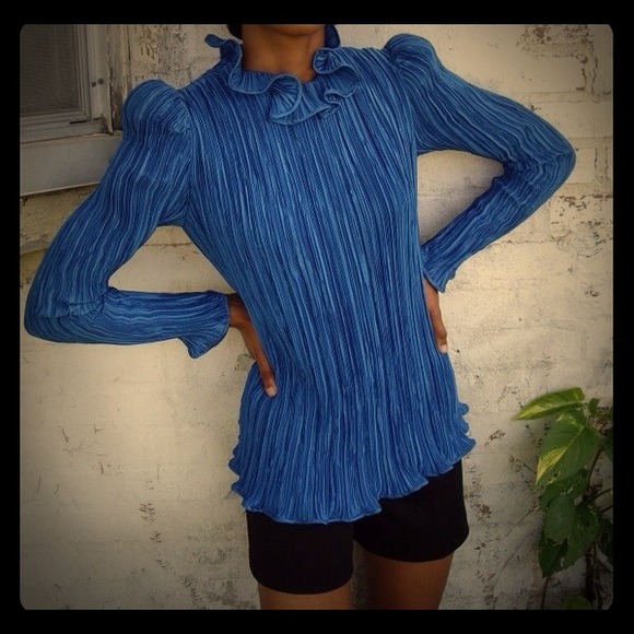 SOLD AS BUNDLE... AVANT GARDE accordion top